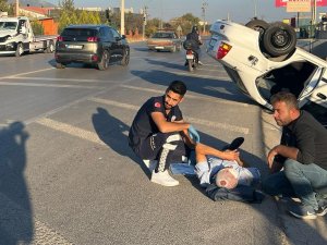 İ̇zmir’de Otomobil Yol Kenarını Devrildi, 2 Kişi Yaralandı