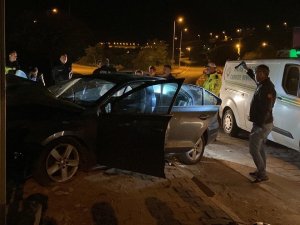 Otomobil İstinat Duvarına Çarptı: 1 Ölü, 3 Yaralı