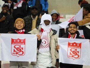Yabancı Öğrenciler Tribünleri Renklendirdi