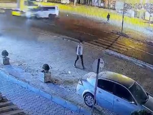 Mardin’de Tır İle Minibüs Çarpıştı, Yaya Son Anda Kurtuldu