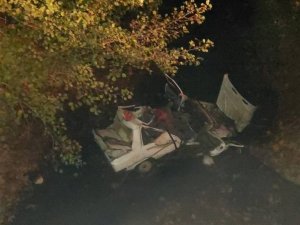 Otomobil Dere Yatağına Uçtu: 1 Ölü, 1 Yaralı