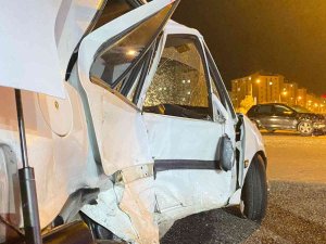 Kavşaktaki Çarpışma Sonucu Otomobil Kağıt Gibi Ezildi: 2 Yaralı