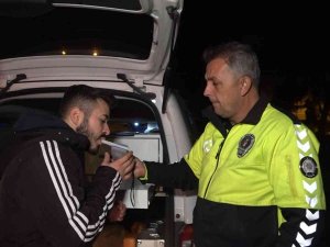 Kaza Yapan Sürücü Önce Ehliyetini Polise Verip Kaçtı, Ardından Geri Döndü Alkollü Çıktı