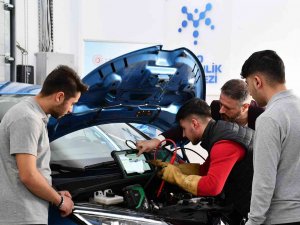İ̇to Yerli Otomobil Öncesi ’Elektrikli Araç Tamiri’ İçin Eğitim Süreci Başlattı