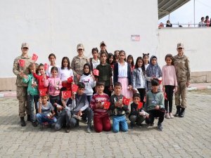 Jandarma, Çocuklarla Birlikte Cumhuriyet Bayramını Kutladı