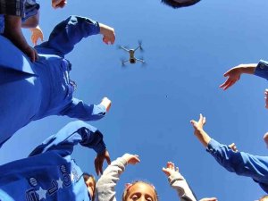 Dron İle İlk Tanışan Öğrencilerin Mutluluğu