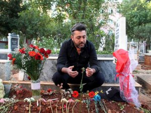 Öğretmeninin Evinde Ölü Bulunan Lise Öğrencisi, Doğum Gününde Mezarı Başında Anıldı