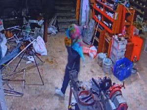 Acemi Hırsız Tanınmamak İçin Neler Yaptı Neler