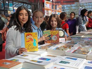 Antalya’da Kitap Coşkusu Sürüyor