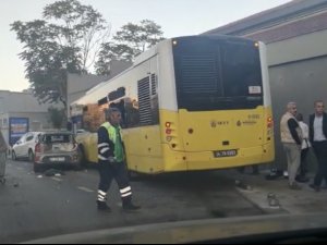 Kadıköy’de Kontrolden Çıkan İ̇ett Otobüsü Müzenin Duvarına Çarptı