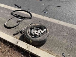 İ̇ki Otomobil Çarpıştı, Birinin Tekeri Fırladı: 2 Yaralı