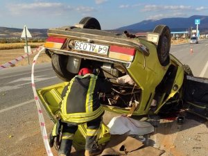 Kavşakta Otomobille Çarpışan Araç Takla Attı: 2 Yaralı