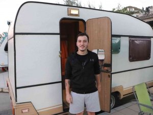 Kiralık Ev Fiyatlarını Yüksek Bulan Öğrenci Karavanda Yaşıyor
