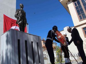 Bingöl’de 29 Ekim Kutlamaları Çelenk Sunma İle Başladı