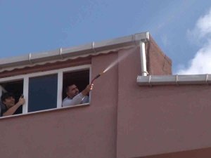 Ataşehir’de 4 Katlı Binanın Çatısı Alev Alev Yandı