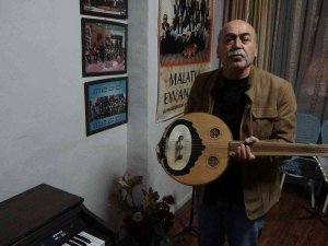 Hem Çalıyor Hem Söylüyor Hem Öğretiyor