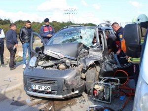 Kırmızı Işıkta Duramayan Araç 3 Araca Çarptı