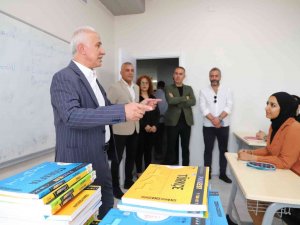 Başkan Gültak, Üniversiteye Hazırlanan Öğrencilere Kaynak Kitaplar Hediye Etti