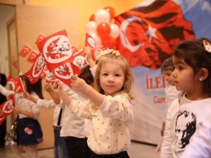 Kreşlerdeki Çocukların Cumhuriyet Mutluluğu