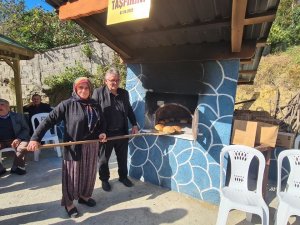 Köy Meydanına Hayırseverlerin Desteğiyle Taş Fırın Yaptırıldı