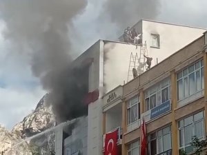 Amasya’da 5 Katlı İş Yerinde Yangın: Çatıda Mahsur Kalan 5 Çalışan Kurtarıldı