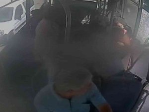 Şizofren Hastası Halk Otobüsüne Çapayla Saldırı