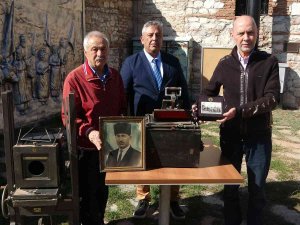 Tarihi Fotoğraf Makinesi Uşak Kent Müzesi’ne Hediye Edildi