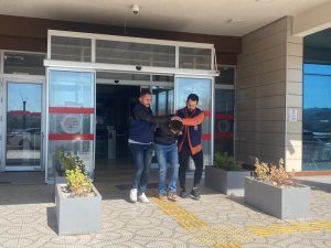 Kaza Yaptılar, Balkondan Atladılar, Yine de Polisten Kaçamadılar