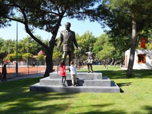 Hayatpark’a Atatürk Anıtı