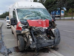 Minibüs Yolcu Otobüsüne Çarptı: 1 Yaralı