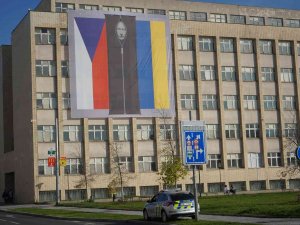 Çekya’da Bakanlık Binasına Putin’in Ceset Torbasında Fotoğrafı Asıldı