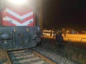 Van’da Tren Hemzemin Geçitte Minibüse Çarptı