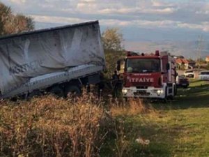 Kamyon İle Otomobil Çarpıştı: 2 Ölü, 3 Yaralı