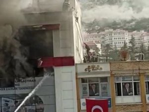 Yangında Mahsur Kalan 5 Kişinin Kurtarılma Anının Görüntüleri Ortaya Çıktı