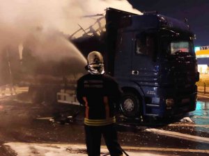 Osman Gazi Köprüsü Gişelerinde Mobilya Yüklü Tır Alevlere Teslim Oldu