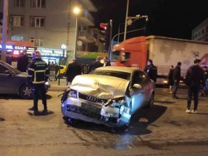 Yalova İki Otomobil Çarpıştı: 4 Yaralı