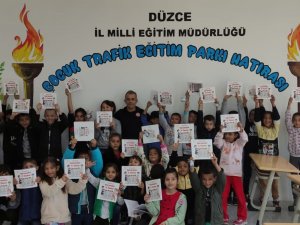 Çocuklara Trafik Uygulamalı Anlatılıyor