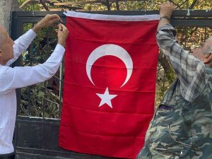 Hatay’da Okul Müdürü 100 Türk Bayrağı Dağıttı