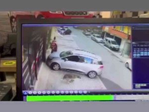 Sancaktepe’de Bir Vatandaş Köpek Korkusundan Arabanın Üstüne Çıktı
