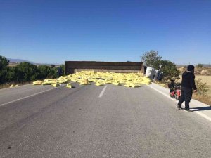 Devrilen Gübre Yüklü Tır Yolu Trafiğe Kapattı