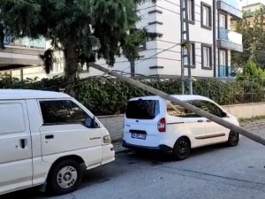 Sultanbeyli’de Tüp Yüklü Kamyonun Çarptığı Direk Park Halindeki Otomobilin Üzerine Devrildi