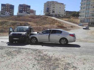 Besni’de Trafik Kazası: 2 Yaralı