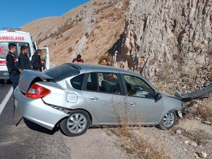 Otomobil Yoldan Çıktı: 2 Yaralı