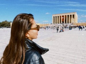 Sanatçı Ebru Yaşar’dan Anıtkabir Ziyareti