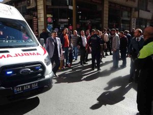 Minibüsün Altında Kalan Kadın Metrelerce Sürüklendi