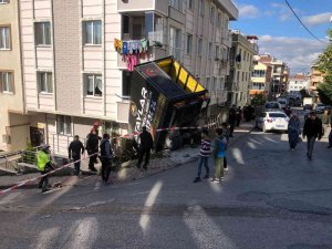 Sancaktepe’de Freni Boşalan Kamyonet İşçilerle Birlikte Bina Bahçesine Uçtu