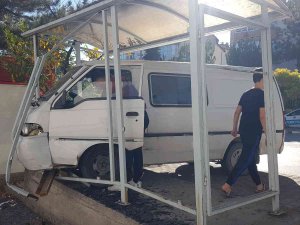 Otomobille Çarpışan Panelvan Durağa Daldı