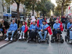 Yüzlerce İzci 99 Metrelik Türk Bayrağını Sloganlarla Taşıdı