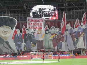 Göztepe Taraftarından 29 Ekim Koreografisi