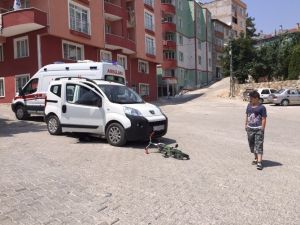 Bisikletini Durduramayınca Otomobile Çarptı